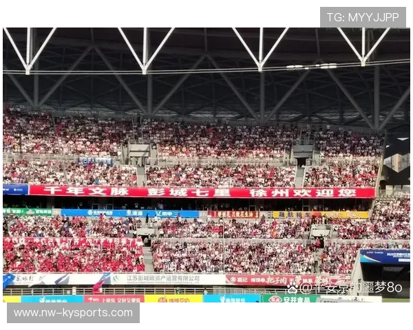 球迷扔下的砖头砸中广告牌，广告牌显示“这砖头是XXX牌”成魔性广告